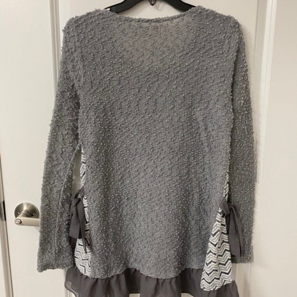 Altard State Textured Gray Ruffle Hem Tunic Top. Medium. - Picture 13 of 16